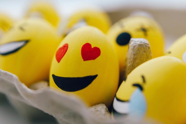 Ilustrasi emoji love ungu