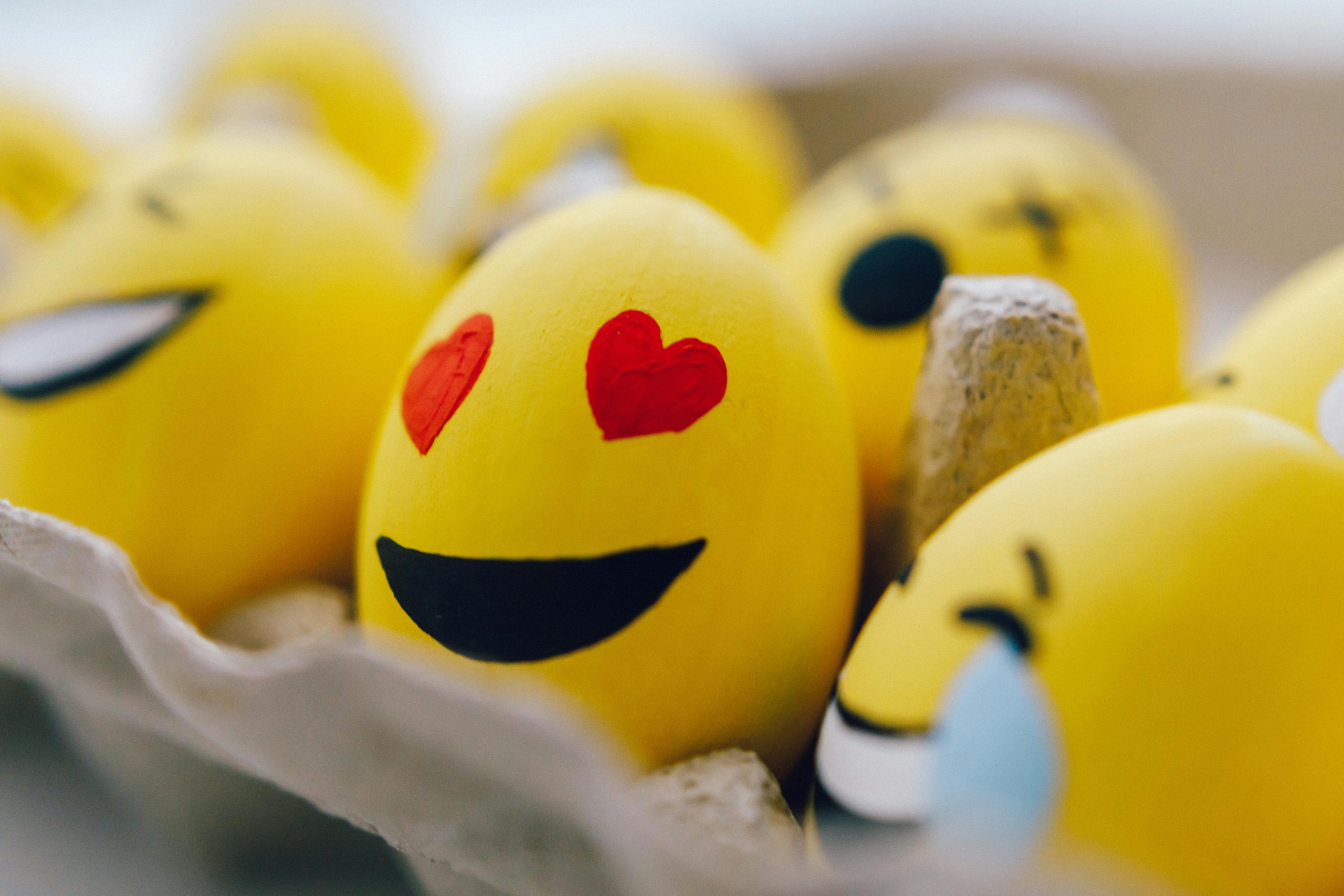 Ilustrasi makna warna emoji love
